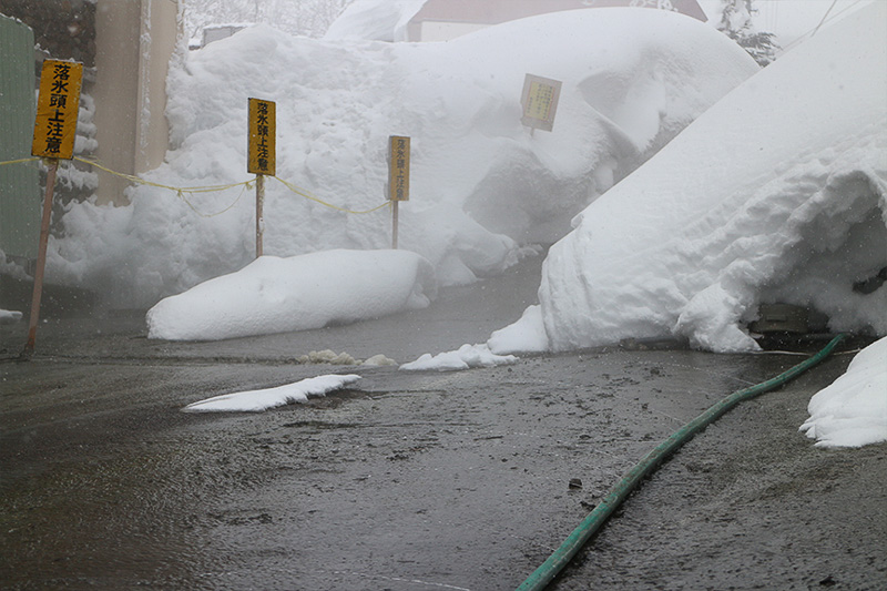 さすが関温泉。豊富な温泉をドバドバと道路に流してバッチリ融雪。このぐらいやらないと、交通が麻痺してしまうのだろう。