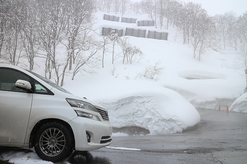 さすが関温泉。豊富な温泉をドバドバと道路に流してバッチリ融雪。このぐらいやらないと、交通が麻痺してしまうのだろう。