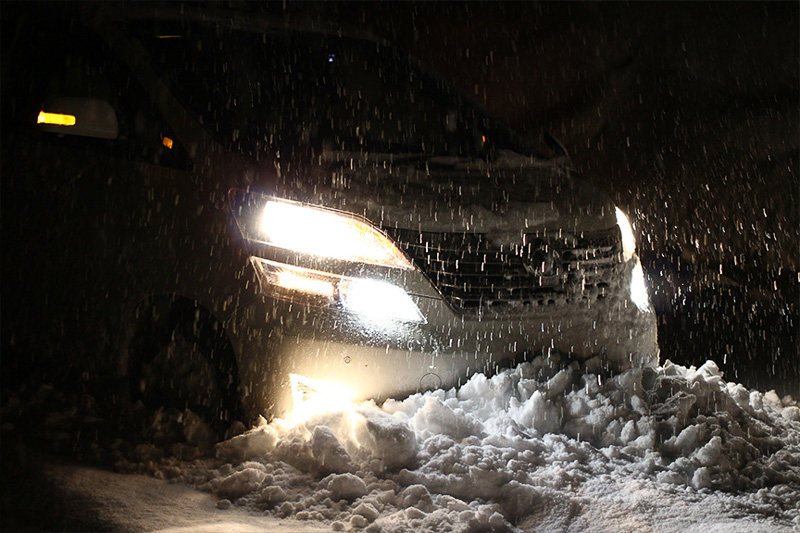 重量級ミニバン FFヴェルファイアは、どこまで安全快適に銀世界を走ることができるのか。次回はこーんなところをブリザック VRXで走りまくり！？　乞うご期待