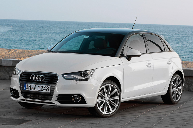 市販車では純正アクセサリーを装着したA1 スポーツバックの特別仕様車を展示（写真は2014年6月に発売された新エンジン搭載モデル）