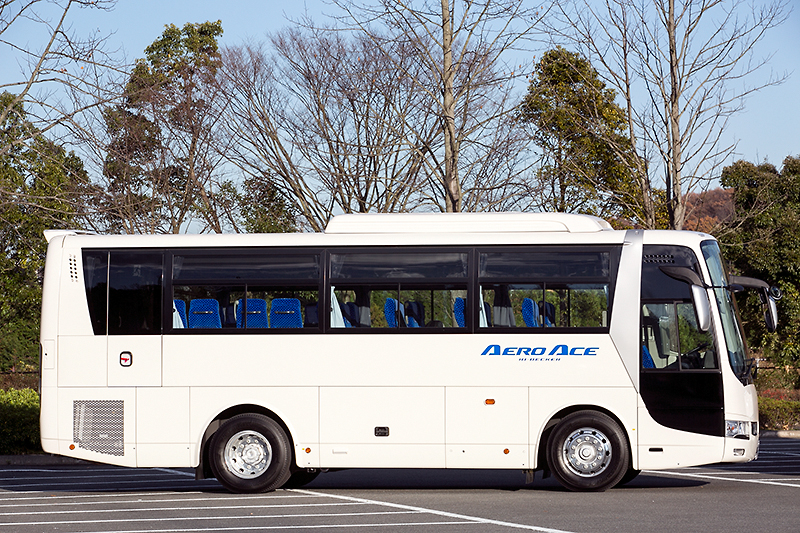 ボディーサイズは8990×2490×3470mm（全長×全幅×全高）でホイールベースは4200mm。試乗車は停車中に後方のシートを横向きにしてくつろげるサロン仕様