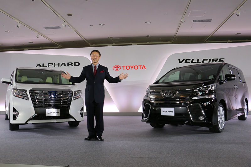 モデルチェンジした「アルファード」（左）「ヴェルファイア」（右）の開発主査を担当した吉岡憲一氏