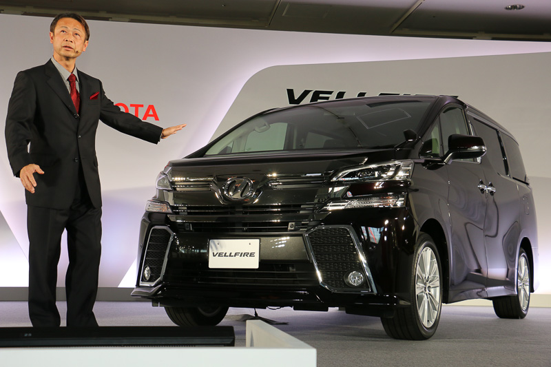 ヴェルファイアでは無垢の金属から削り出したような横基調のフロントグリルと2段ヘッドランプを鋭く噛み合わせ、ラッセル車のようなダイナミックさを与えたアンダーバンパーで支える構成。フロントマスク全体で押し出しを表現している