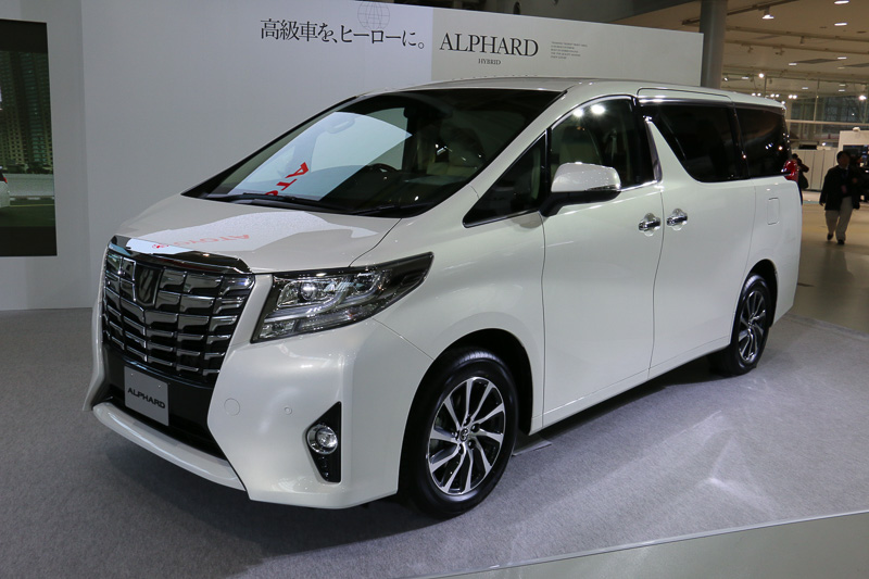 標準ボディー（左）のほか、アルファードのSRグレードは「エアロボディー」（右）となる