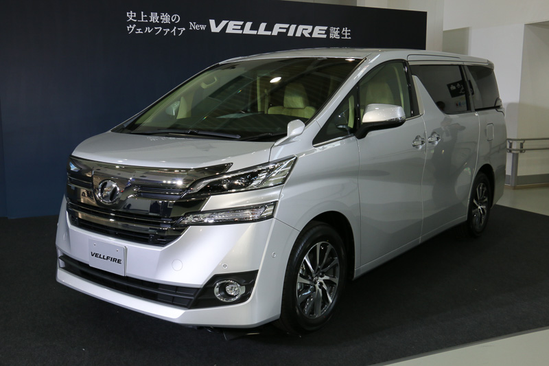 ヴェルファイアではZRグレードが「エアロボディー」（右）の位置づけ