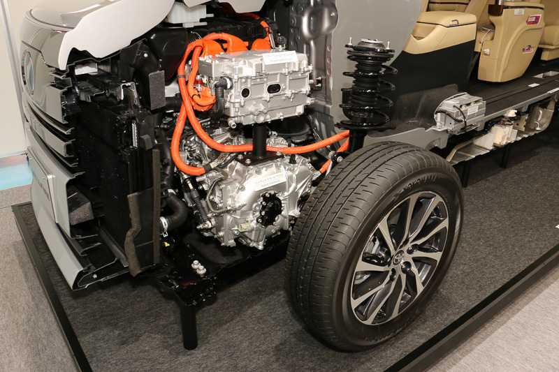 発表会場にはハイブリッドシステム（中央）や新開発したリアサスペンション（右）などを解説するためのカットモデルも展示された