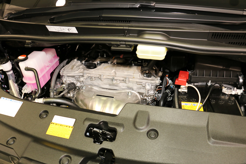 パワートレーンは2.5リッターエンジン＋モーターのハイブリッド（左）、V型6気筒DOHC 3.5リッターの「2GR-FE」（中央）、直列4気筒DOHC 2.5リッターの「2AR-FE」（右）の3種類
