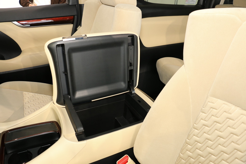 フロントシート間のアームレストコンソールは左右両方に開閉可能