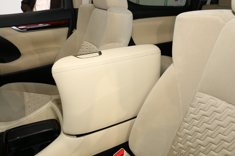 フロントシート間のアームレストコンソールは左右両方に開閉可能