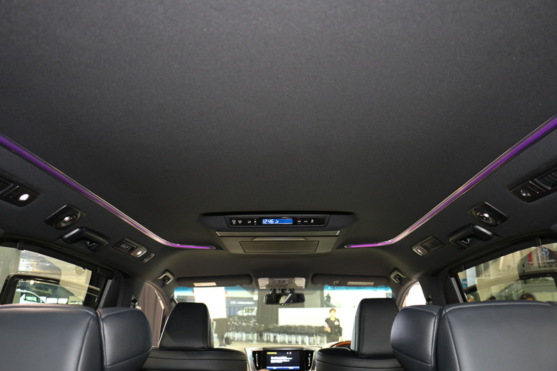 全車のルーフにトヨタ車初採用の「LEDルーフカラーイルミネーション」を設定