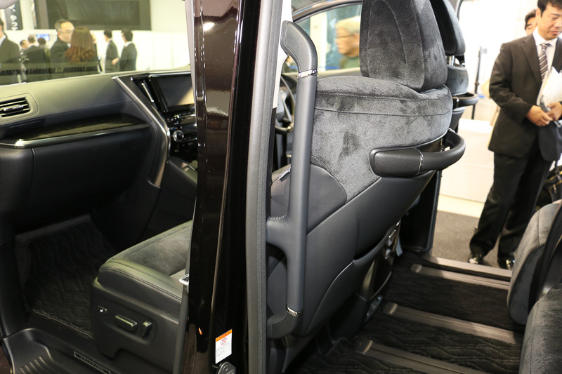 地上350mmに設定したスライドドア部分のステップとピラーの大型アシストグリップで老若男女の乗降をアシストする