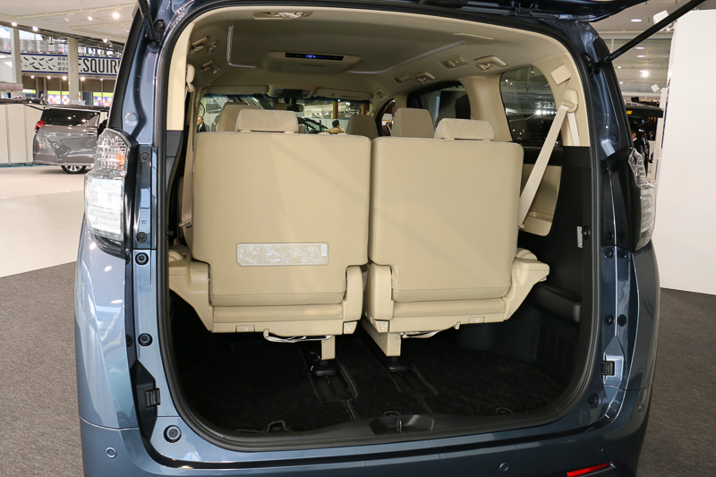 サードシートは左右分割の跳ね上げ格納を採用する