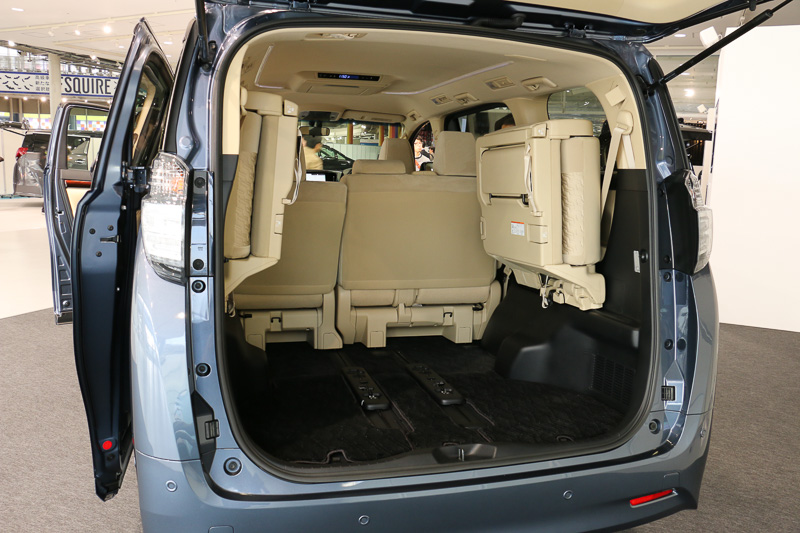 サードシートは左右分割の跳ね上げ格納を採用する