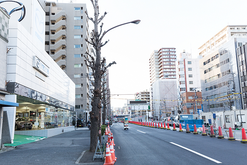内回り（北行き）の五反田入口。北行きが外回りでなく内回りとなるのは、IC（インターチェンジ）で左側から合流できるように左右逆転しているため。屋外だと対向車が反対側に見えてしまうため実現が難しいが、今回の開通区間はほぼトンネルなので可能となっている