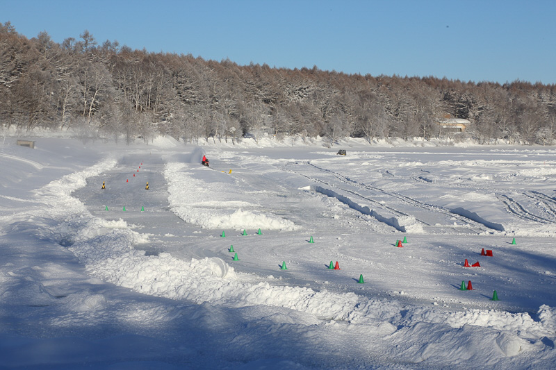 女神湖の湖上で行なわれたドライビングレッスン。当日は氷のコンディションがわるく、外周路が使えなかったのが残念だった