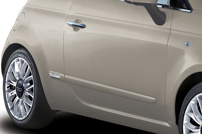 ドアパネルに500ロゴの入ったサイドプロテクションモールディングを装着