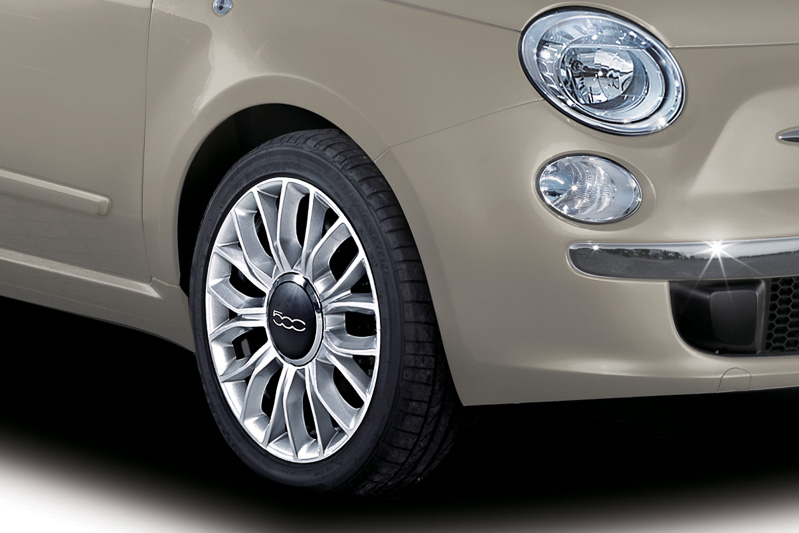 ポリッシュ仕上げの15インチアルミホイールに185/55 R15タイヤを組み合わせる