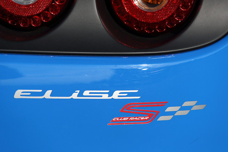 グレードを示すステッカーが右リアに貼られる