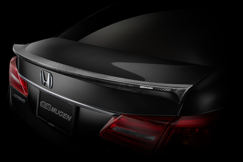 トランクリッド後端に装着してスポーティさを高める「カーボンエアスポイラー」（16万2000円）。表面はUVカットクリアコート仕上げ