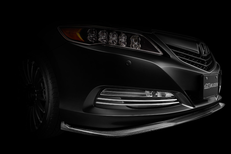 スポーティなスタイリングを実現する、フロントバンパー下部に装着する「カーボンフロントロアスポイラー」（21万6000円）。表面はUVカットクリアコート仕上げ