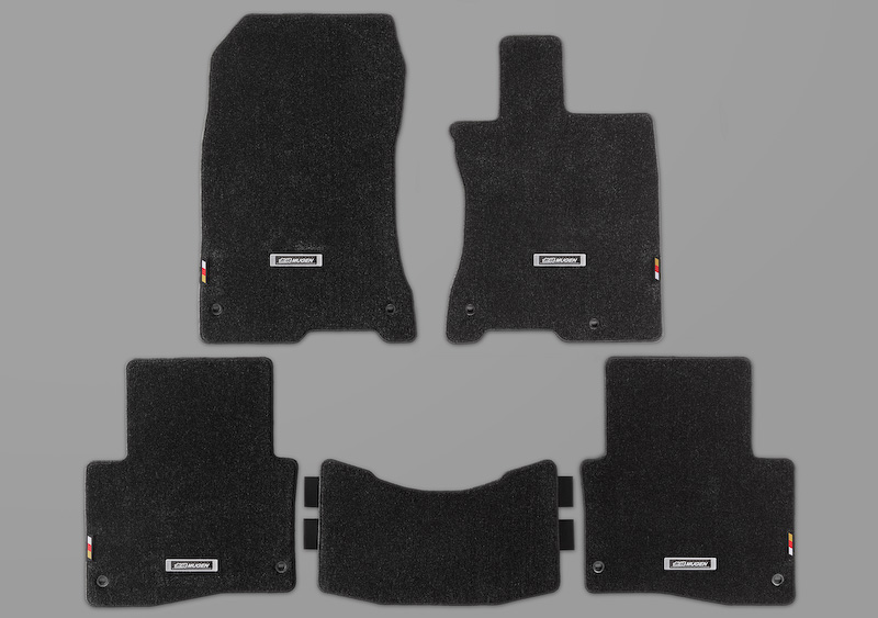 無限スポーツマットのラインアップ中、もっとも多い目付け量を採用した「スポーツマット」（6万4800円、写真左）と「スポーツラゲッジマット」（2万1600円、写真右）。「スポーツマット」はフロントおよびリア用の5枚セット。ともにカラーはブラック