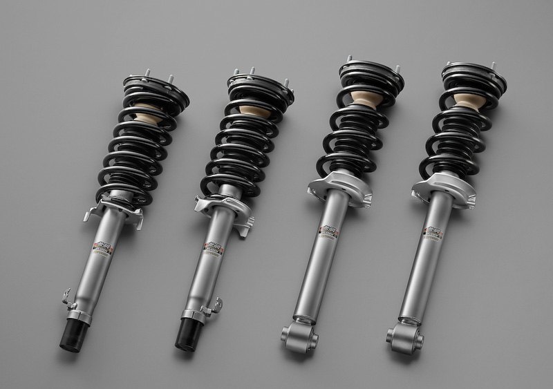 SH-AWDを際立たせるハンドリングや高速安定性、乗り心地をバランスさせた振幅感応型「スポーツサスペンション」（30万2400円）。装着により車高は20mmダウンする