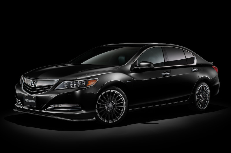 スポーティなスタイリングを実現する、フロントバンパー下部に装着する「カーボンフロントロアスポイラー」（21万6000円）。表面はUVカットクリアコート仕上げ