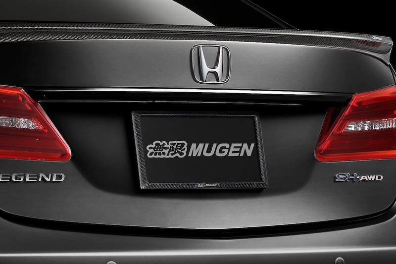 ドライカーボン製の「カーボンナンバープレートガーニッシュ」（1万584円。リア用）。表面はUVカットクリアコート仕上げ