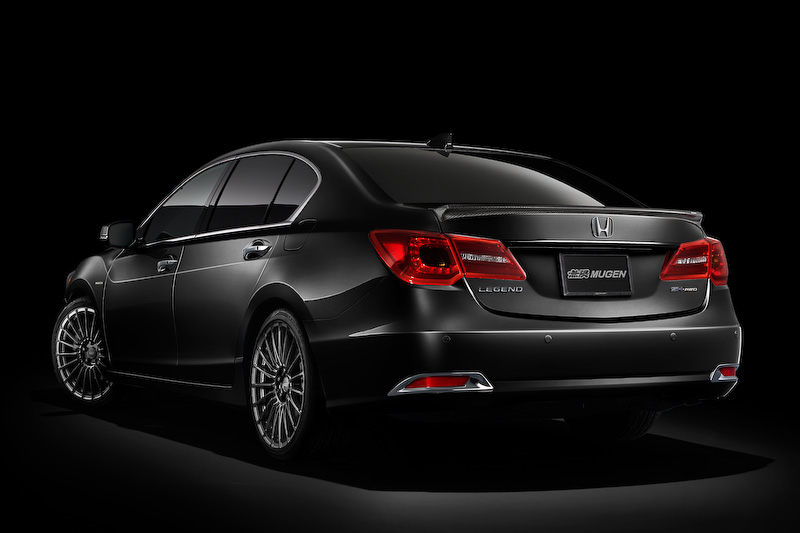 トランクリッド後端に装着してスポーティさを高める「カーボンエアスポイラー」（16万2000円）。表面はUVカットクリアコート仕上げ