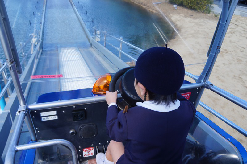 急坂を下る”激坂テスト”に続き水中を走る”ウォーターテスト”