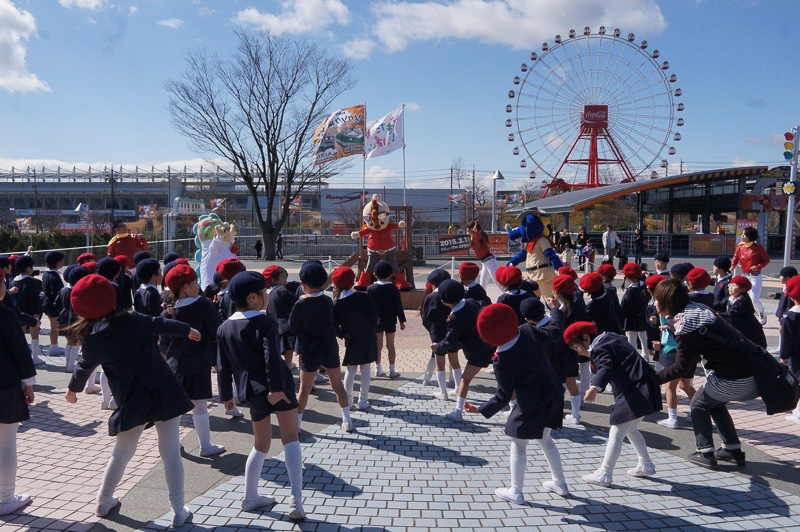 新アトラクションのお披露目会には、一般の家族連れや幼稚園児が招待された