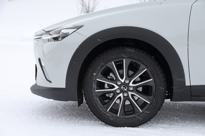 マツダの新世代4WDシステム「i-ACTIV AWD」搭載車のタイヤは、すべてブリヂストンのスタッドレスタイヤ「ブリザック VRX」で統一