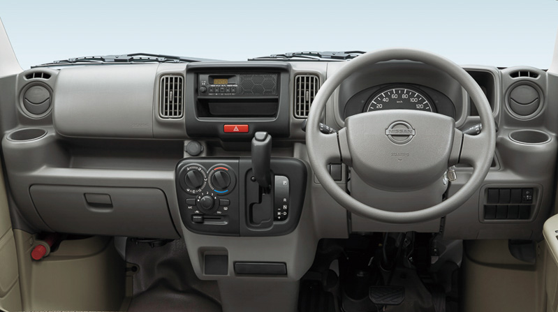 NV100クリッパーのGXターボ以外のグレードは大型スピードメーターを備える単眼メーター。GXターボはメッキメーターリング付きのタコメーターも備える