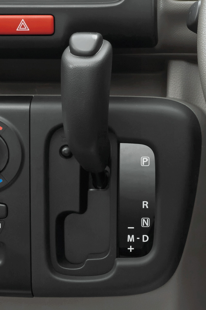 NV100クリッパーはクラッチ操作とシフトチェンジを自動化する新トランスミッション「AGS」（写真）を5速MTと合わせて設定