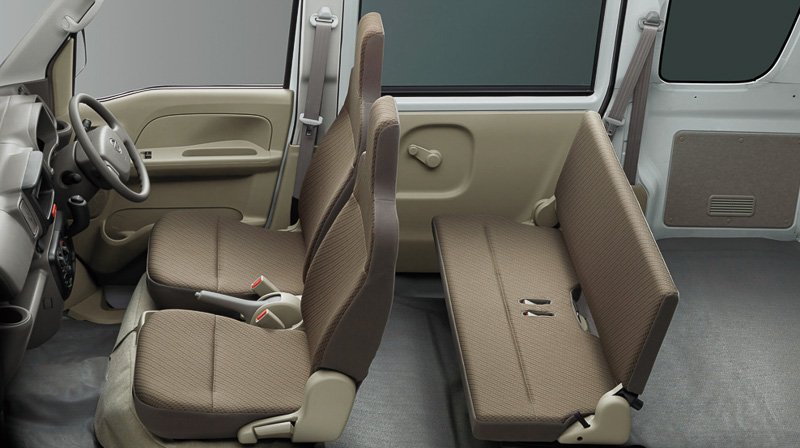 NV100クリッパーの内装色はブラウン