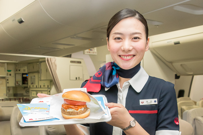 3月1日よりロサンゼルス線など13の国際線のエコノミークラス、プレミアムエコノミーで提供される「AIR モスバーガー★JALスペシャル」