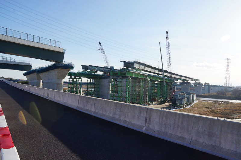 新東名との接続路は赤白のブロックで閉鎖される