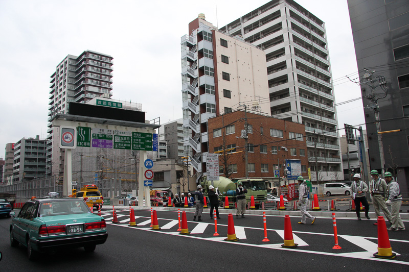 ポールの間にもカラーコーンを設置して、間違って流入する車両を防ぐ