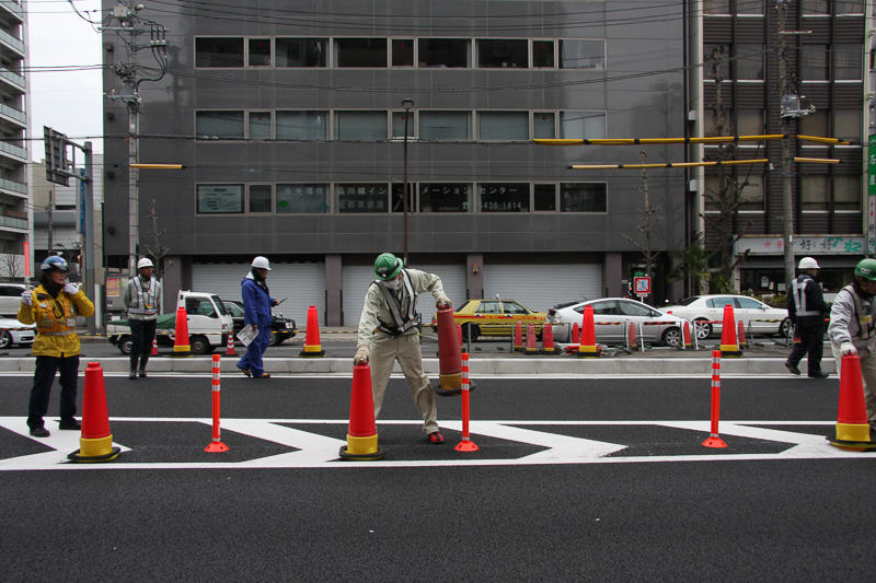 開通10分前。カラーコーンの撤去作業が始まった