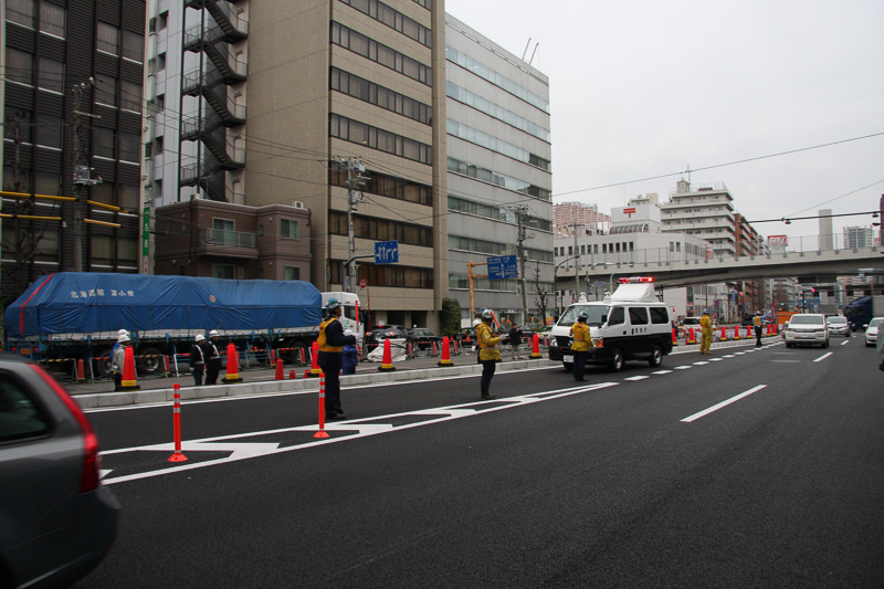 警察車両も移動を開始