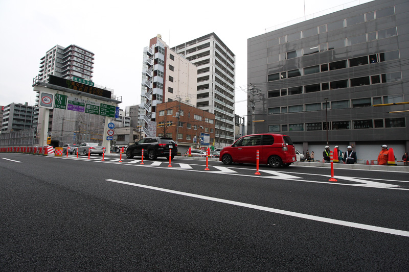 すぐに車列が形成され、数分後には解消した