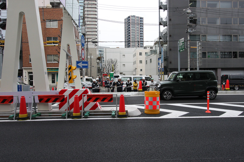 3月7日16時 首都高中央環状品川線が無事開通。五反田入口で通行車両に拍手する首都高のスタッフ