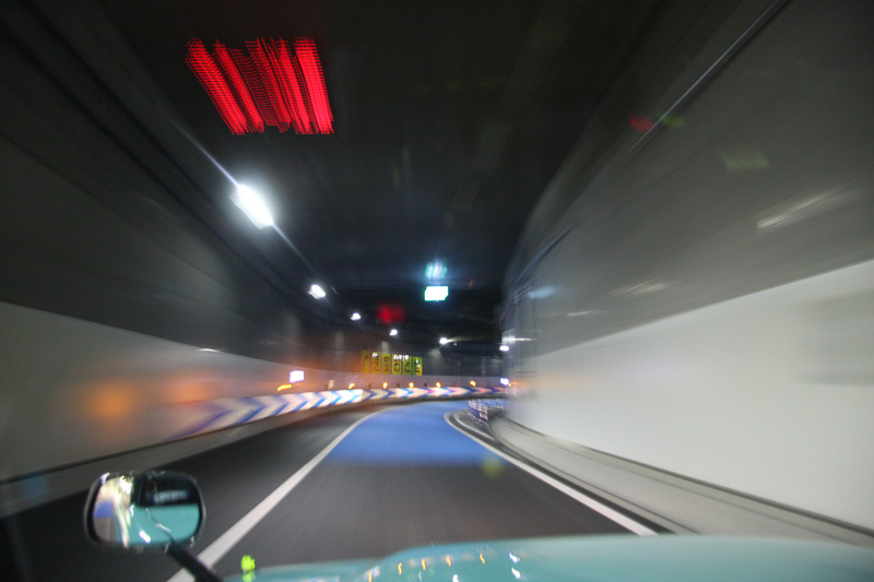 青い道路を進むと