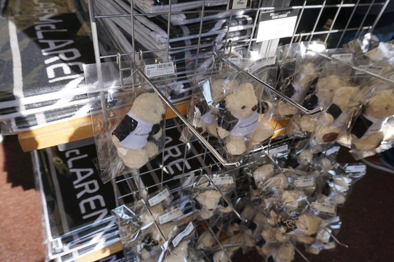 “現行”マクラーレン・ホンダグッズも多数販売されていた