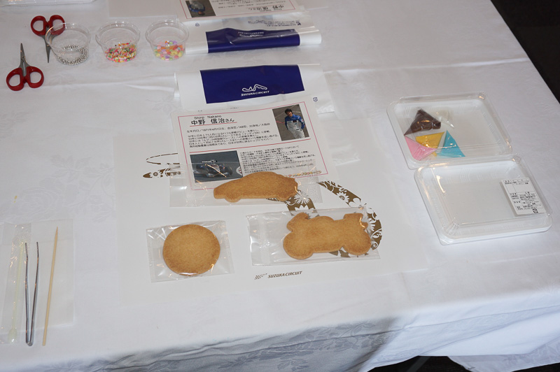 材料となるクッキーとデコレーションの材料など、審査員の中野信治氏の紹介もある。クッキーは自動車やオートバイをかたどったモノが用意されている