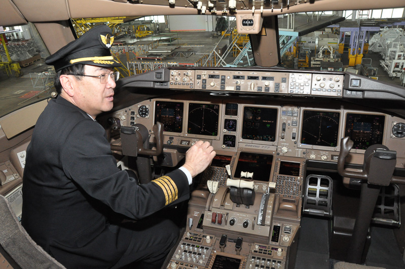 ボーイング 777-200のコクピットで、各種の動翼を操作してもらった。ボーイング 777シリーズは、操縦操作を電気信号でやりとりするフライバイワイヤを採用している