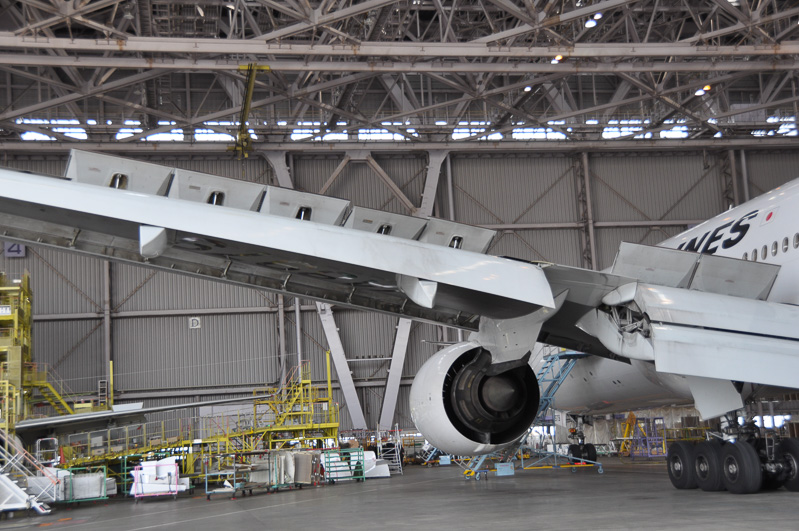 実際のスポイラーの動き。徐々に板が立ち上がった