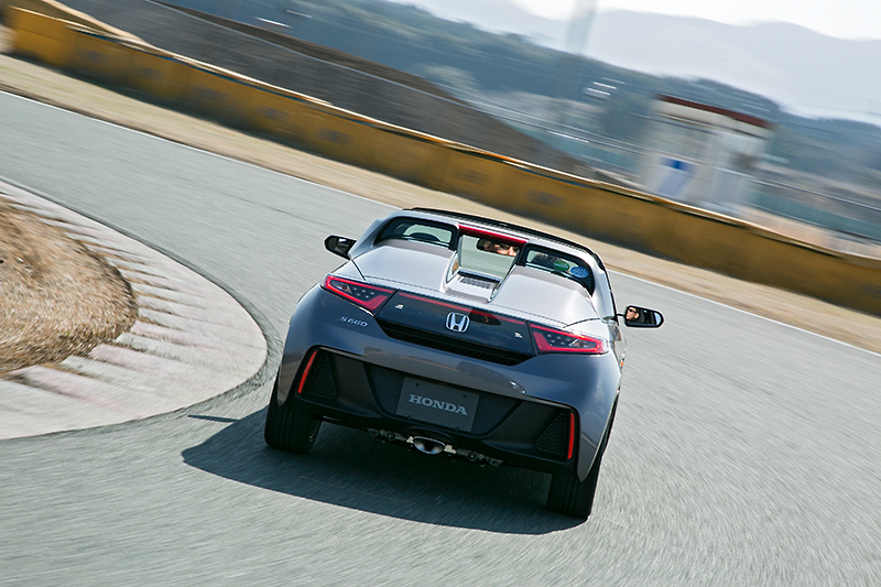 直列3気筒DOHC 0.66リッターターボエンジンは64PSを発生