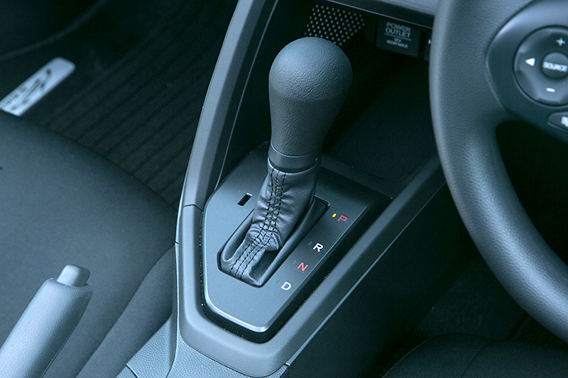 CVTはステアリングのパドルスイッチでマニュアルモードの変速も可能