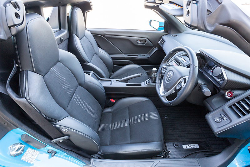 シートはレザー＆バックスキン調ファブリックのコンビネーションシートと複数の表皮を組み合わせたファブリックシートを用意